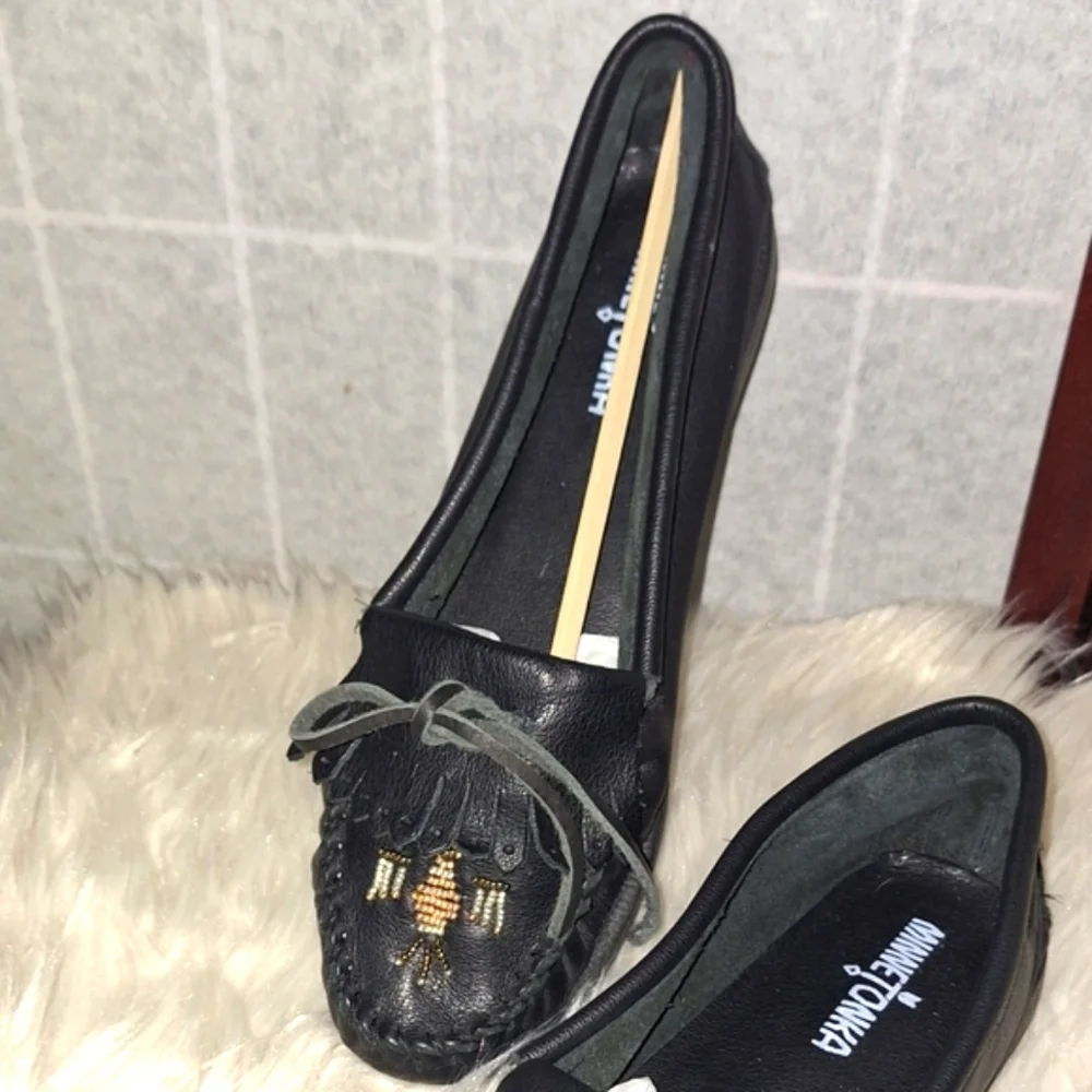 Minnetonka | Black Leather Tribal Beaded Bow Moccasin Shoe - Picture 10 of 14